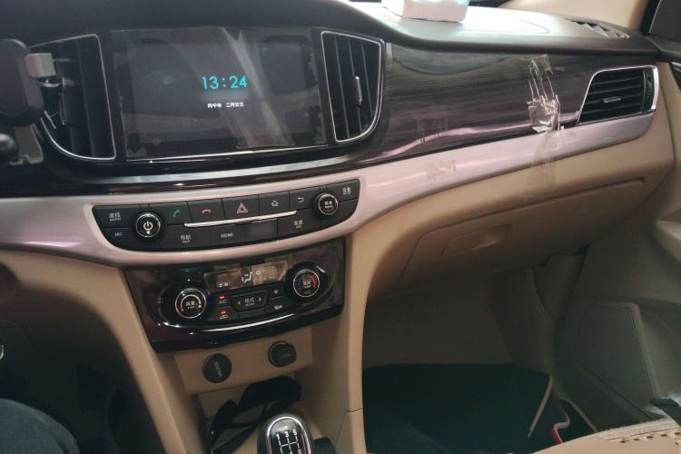 Used Baojun 730 2016 1.5L Manual Luxury Edition 7 Seats Center Console