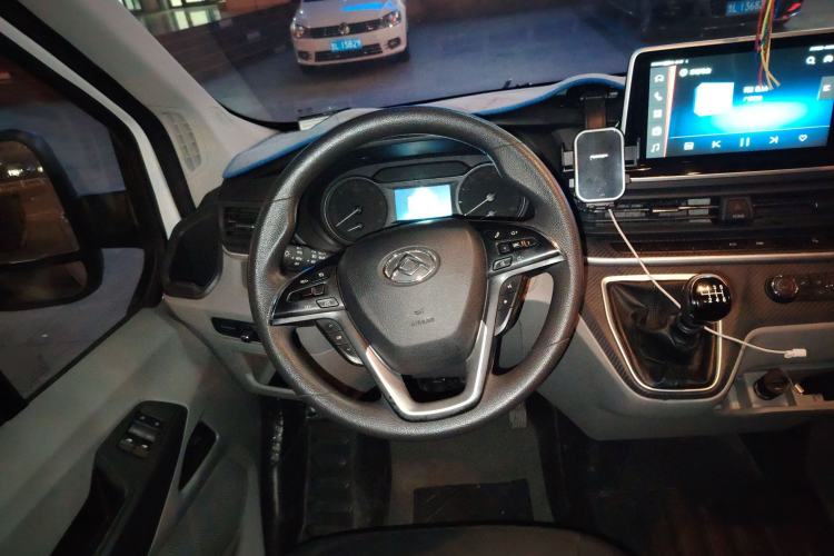 Used SAIC MAXUS Xintu V90 2019 2.0T Manual ZhiDuXing Front-Wheel-Drive Single Tire Short Wheelbase High-Roof 6-Seater