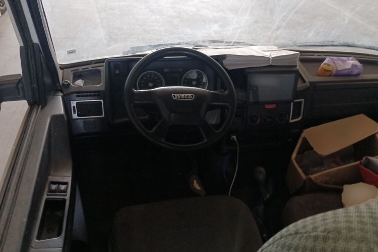 Used Iveco Daily 2020 2.5T A40 Passenger Van with Dual Tires Mid-Roof Design 5-9 Seats Euro V Emission Standard