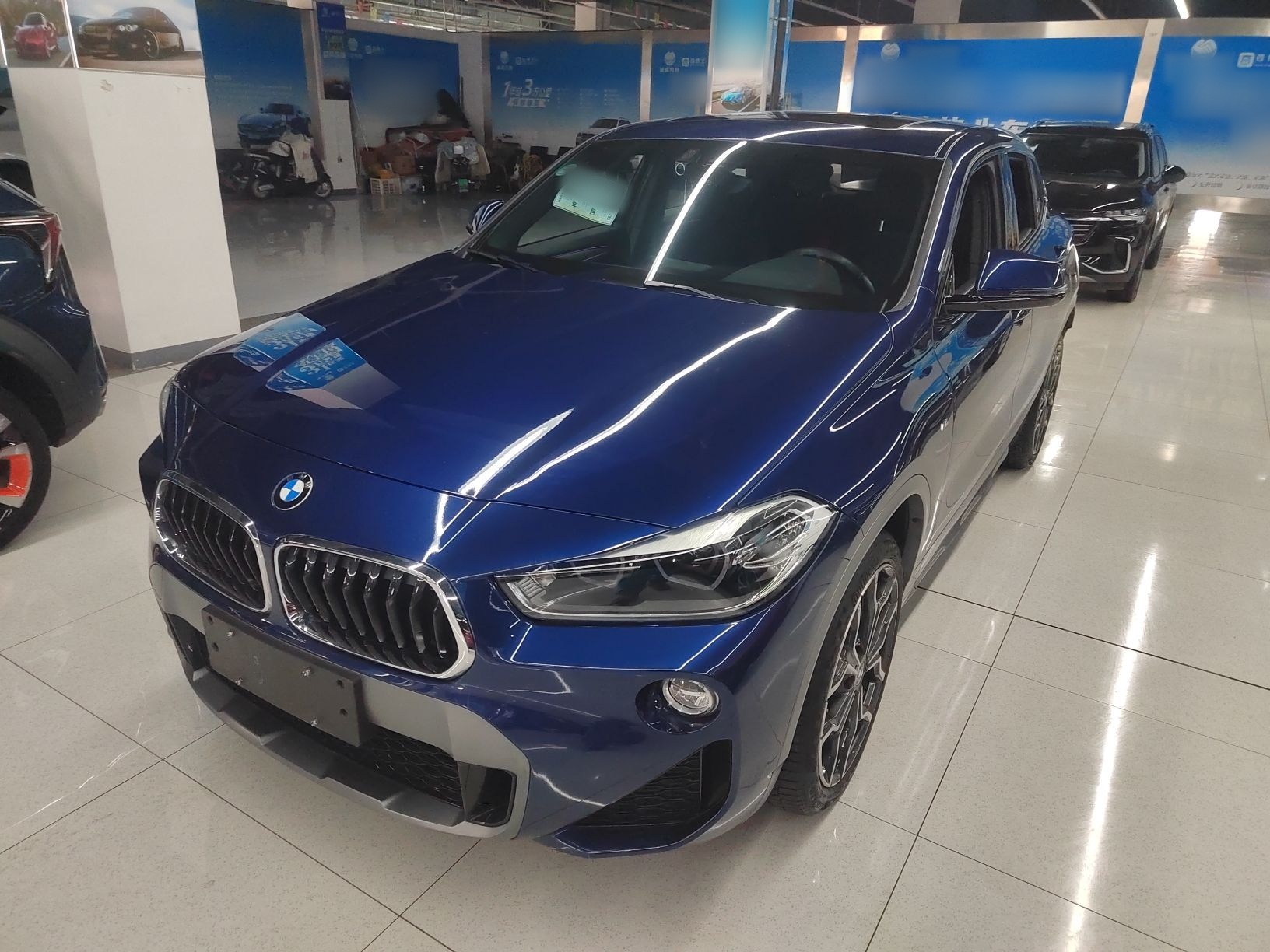 تحت مقدمة السيارة