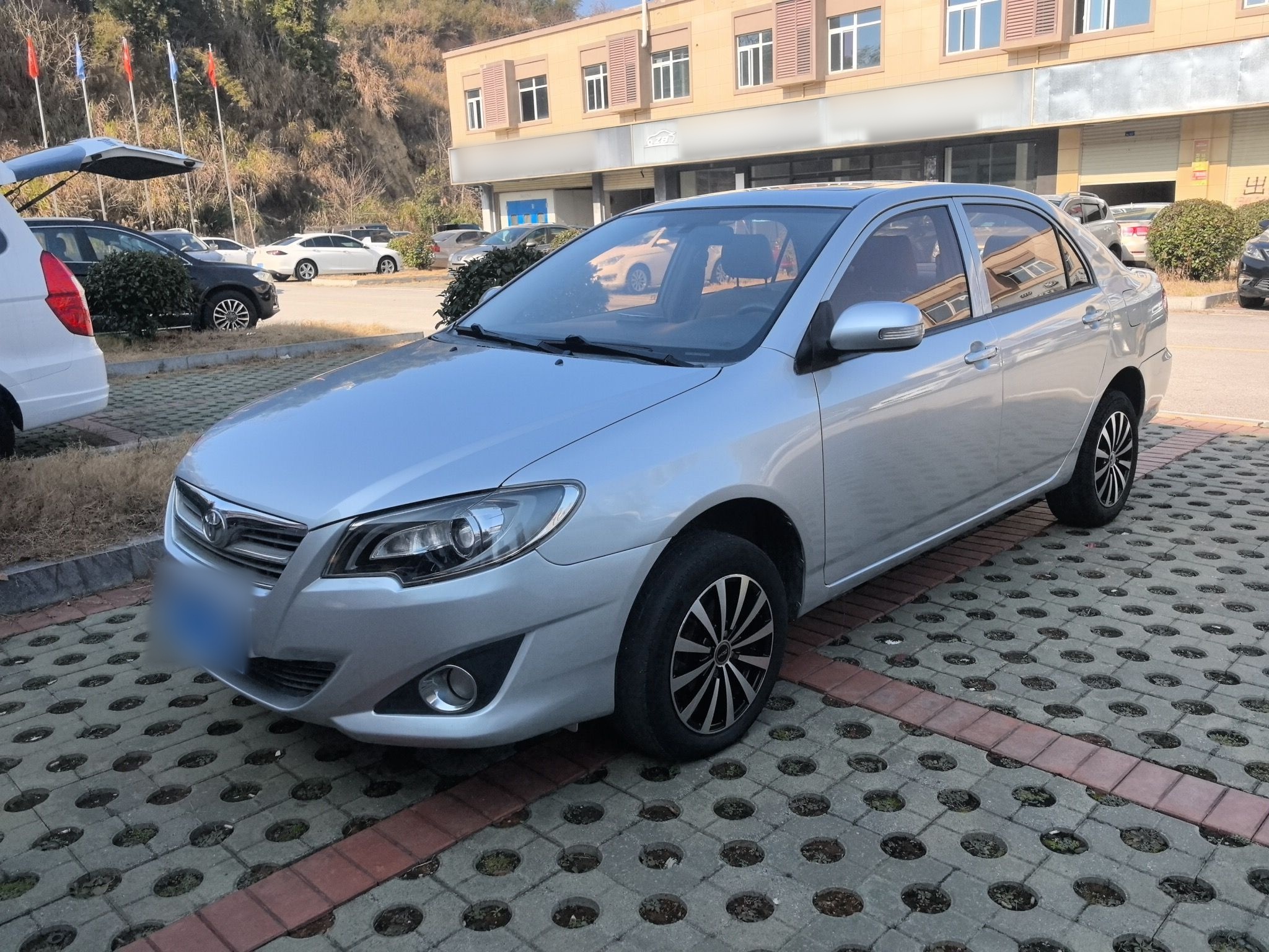 Под передней частью автомобиля