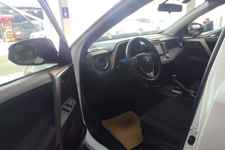 Used Toyota RAV4 2015 2.0L CVT Two-Wheel Drive Fashion Edition
