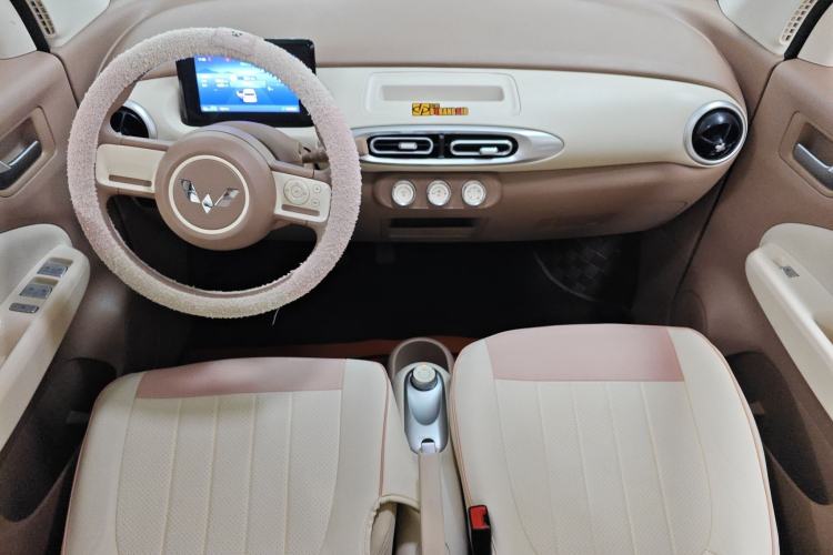 Used Wuling Hongguang MINIEV 2025 Four-Door Version Advanced Edition Center Console