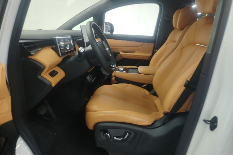 Used Geely Galaxy LEVC L380 2024 140-Degree 6-Seater All-Wheel-Drive Ultra