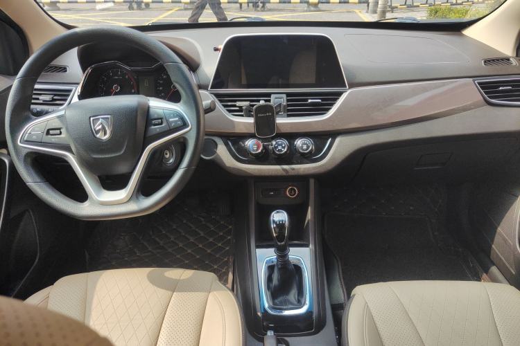 Used Baojun 310W 2017 1.5L Manual Fashion Model China V