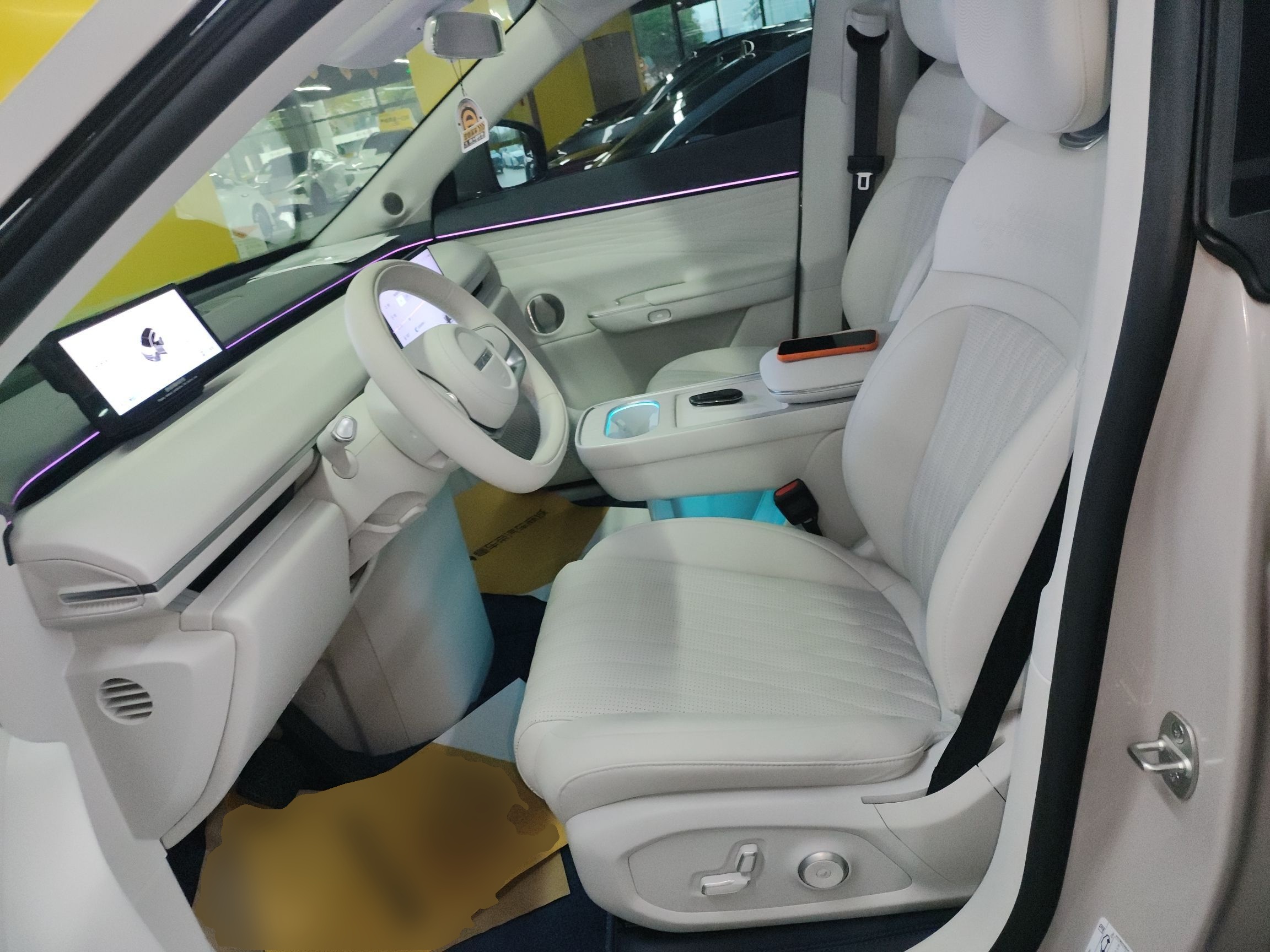 المقاعد الأمامية داخل السيارة