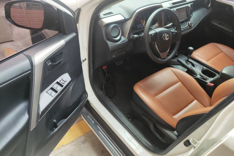 Used Toyota RAV4 2019 2.0L CVT Two-Wheel Drive Luxury Version China VI Standard Driver Seat