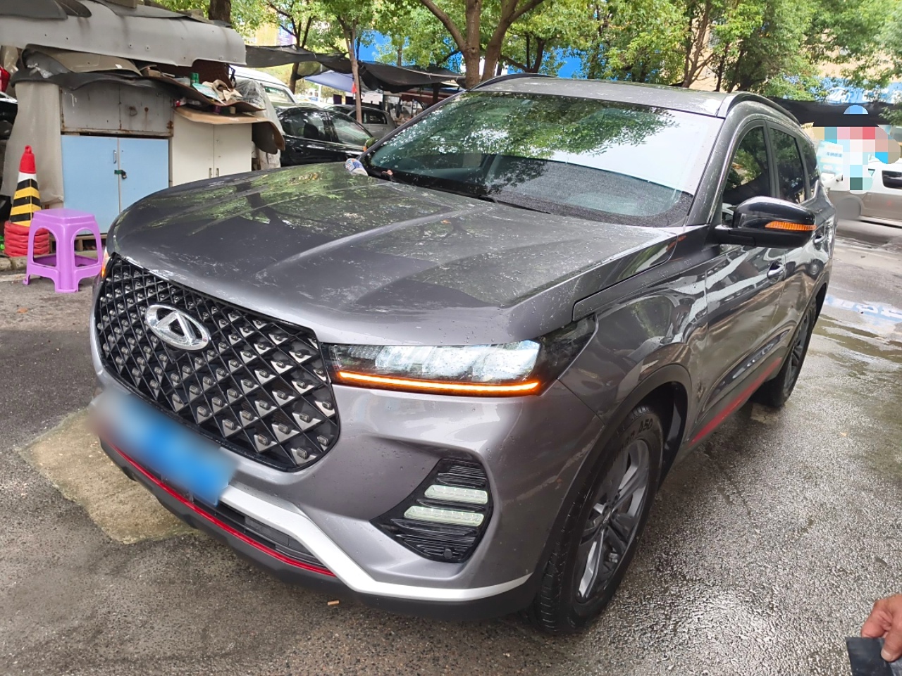 تحت مقدمة السيارة