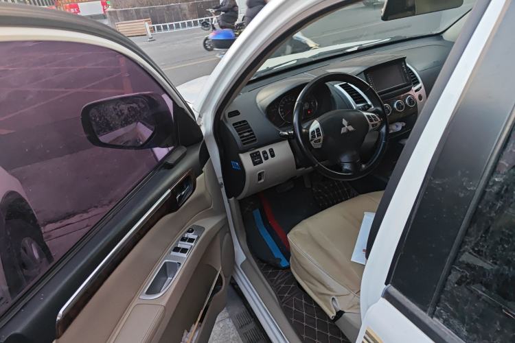 Used Mitsubishi Pajero Sport 2013 3.0L Automatic 4x4 Flagship Edition Driver Seat