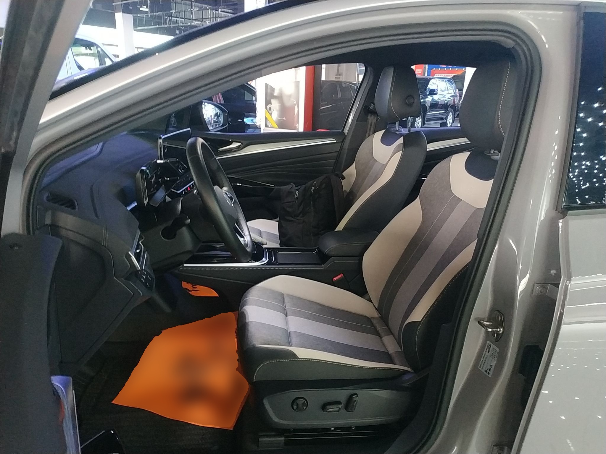 Переднее сиденье в автомобиле