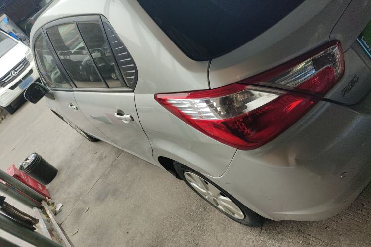 Used Venucia R50 2014 1.6L Automatic Splendid Edition
