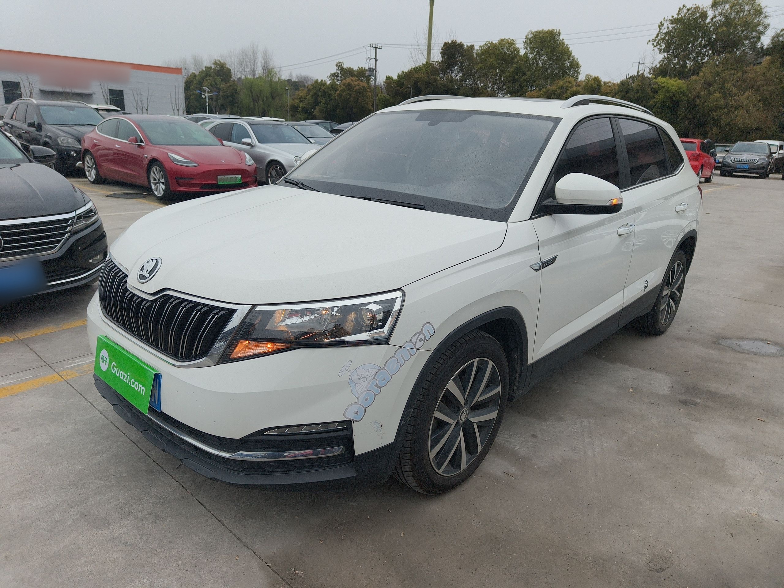 Под передней частью автомобиля