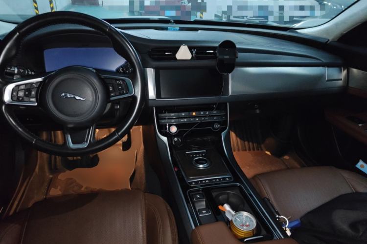 Used Jaguar XFL 2018 XFL 2.0T 250 PS Luxury Edition Center Console