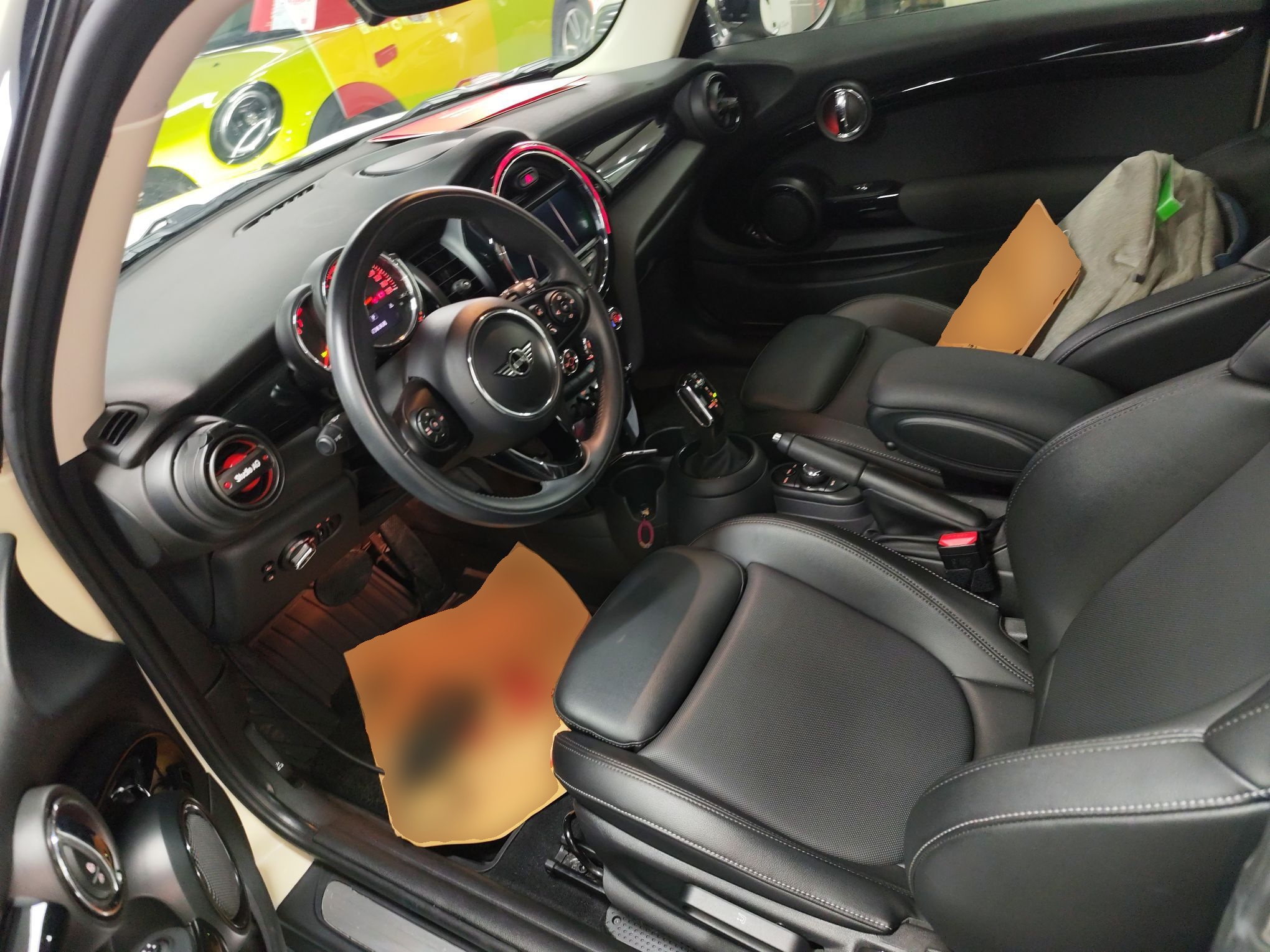 المقاعد الأمامية داخل السيارة