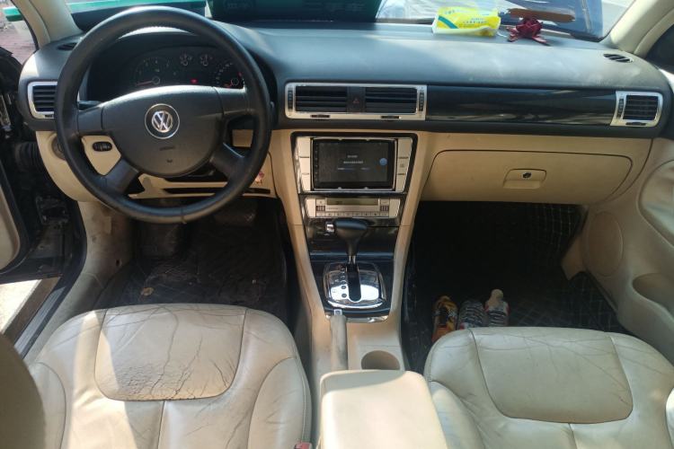 Used Volkswagen Passat 2009 2.0L MFI Automatic Luxury Edition Center Console