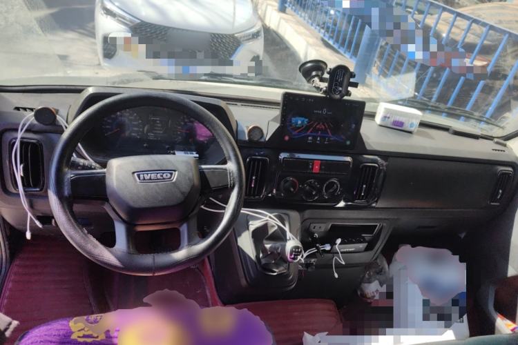 Used Iveco Daily 2023 2.5T V40 Van Long Wheelbase Mid-Roof Design Dual Tires Side-Swing Doors 2-3 Seater