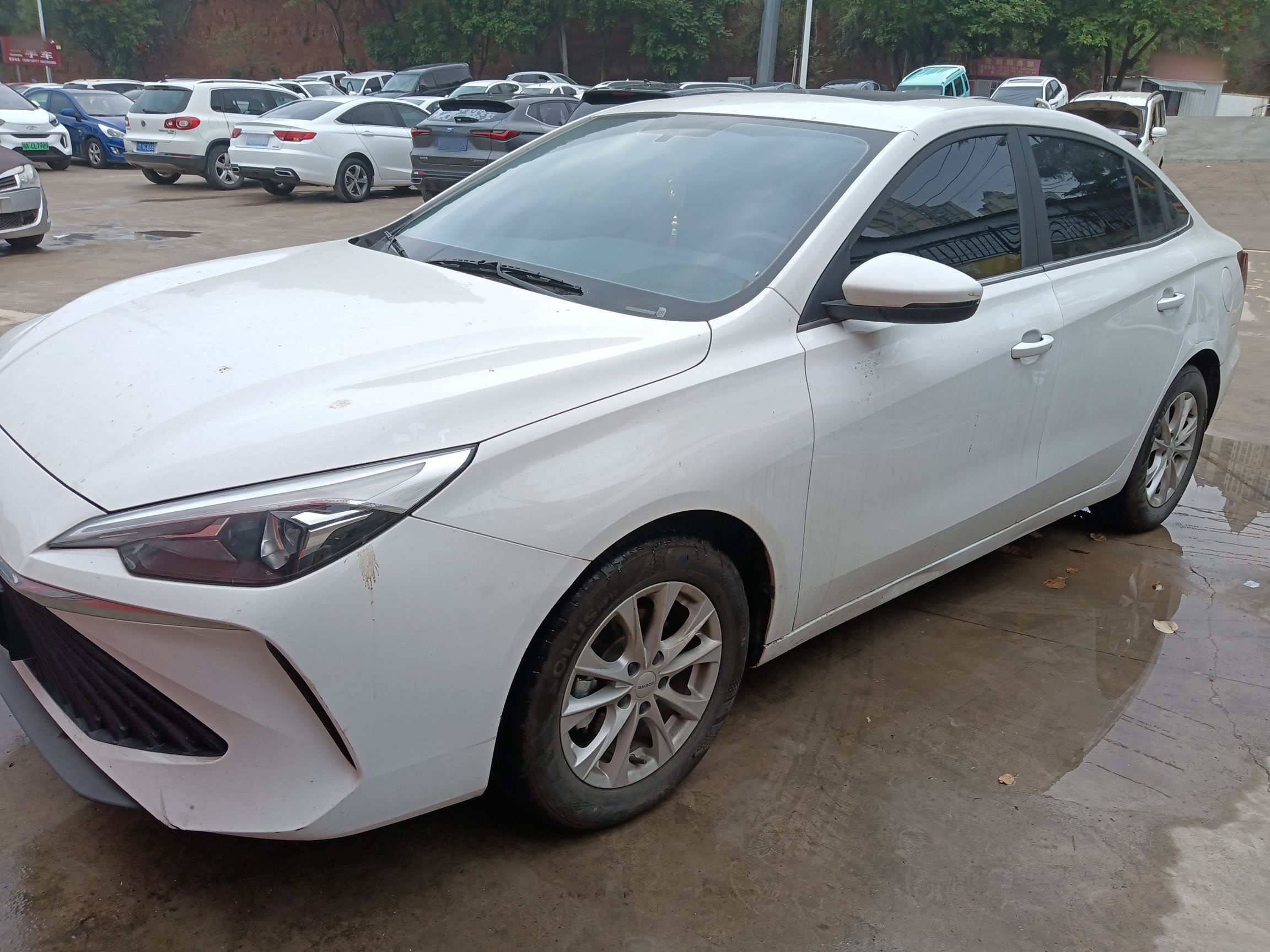 تحت مقدمة السيارة