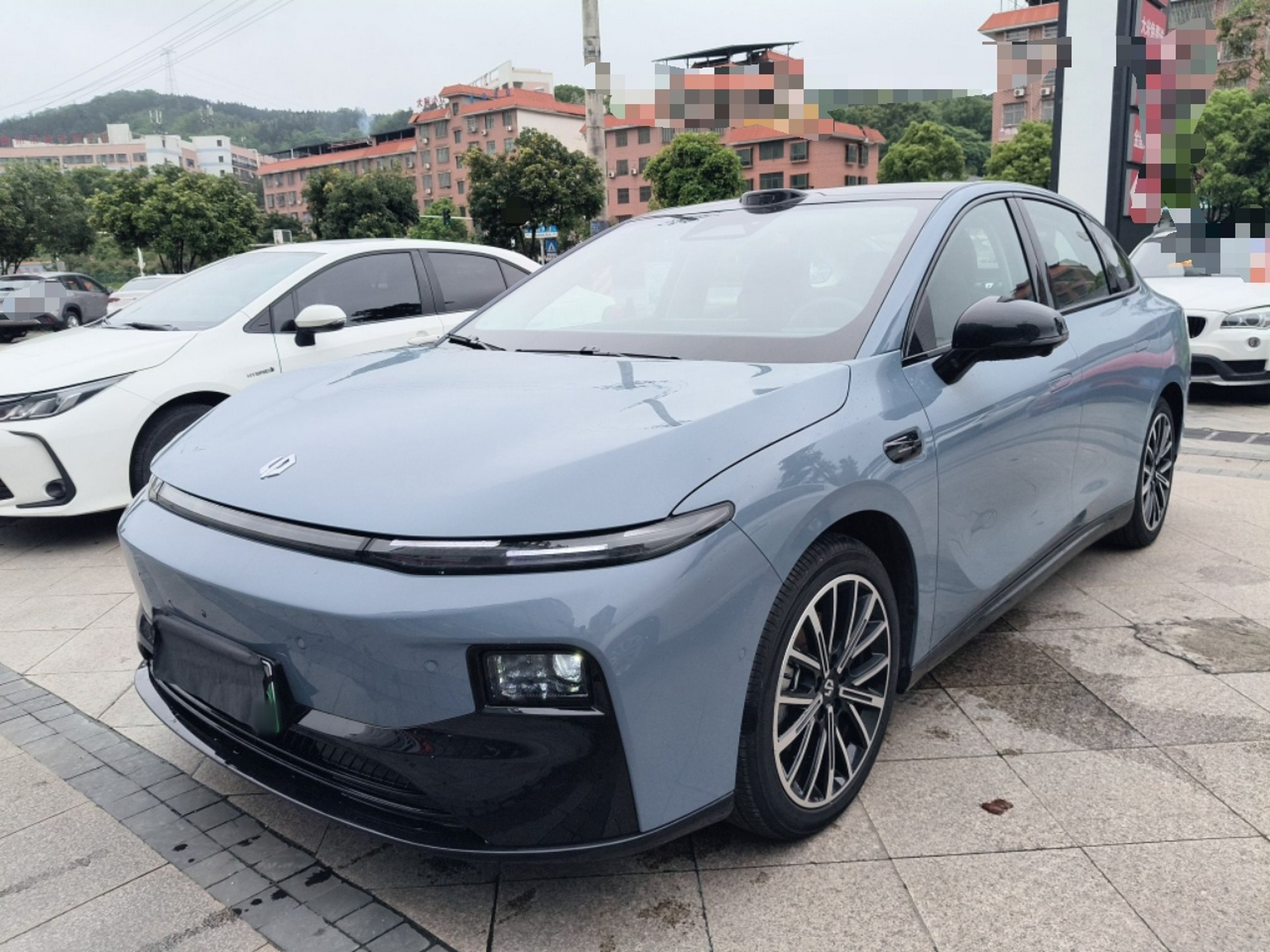 Под передней частью автомобиля