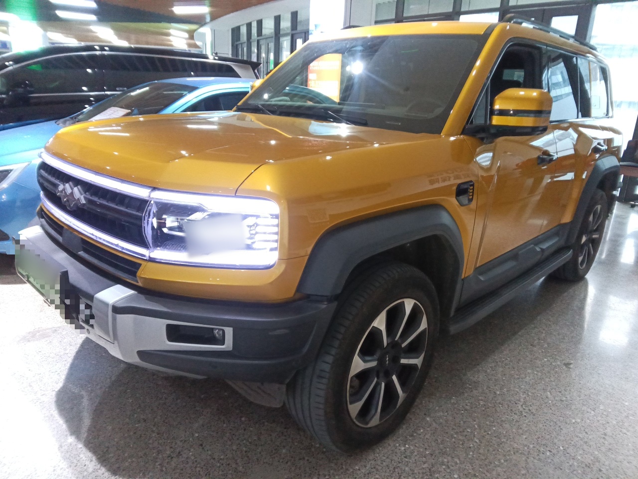 تحت مقدمة السيارة