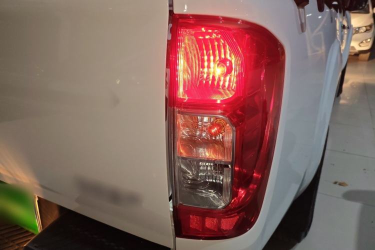 Used Dongfeng Ruichi 6 2023 Revised Version 2.3T Manual Two-Wheel Drive Diesel Standard Trim with Long Cargo Bed
