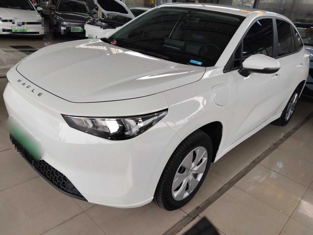 تحت مقدمة السيارة