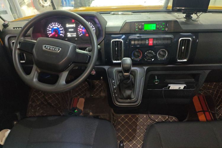 Used Iveco Daily 2023 2.5T A35M1 Multi-Purpose Passenger Vehicle Short Wheelbase Low Roof Single-Tire Side-Sliding Door Automatic Transmission
