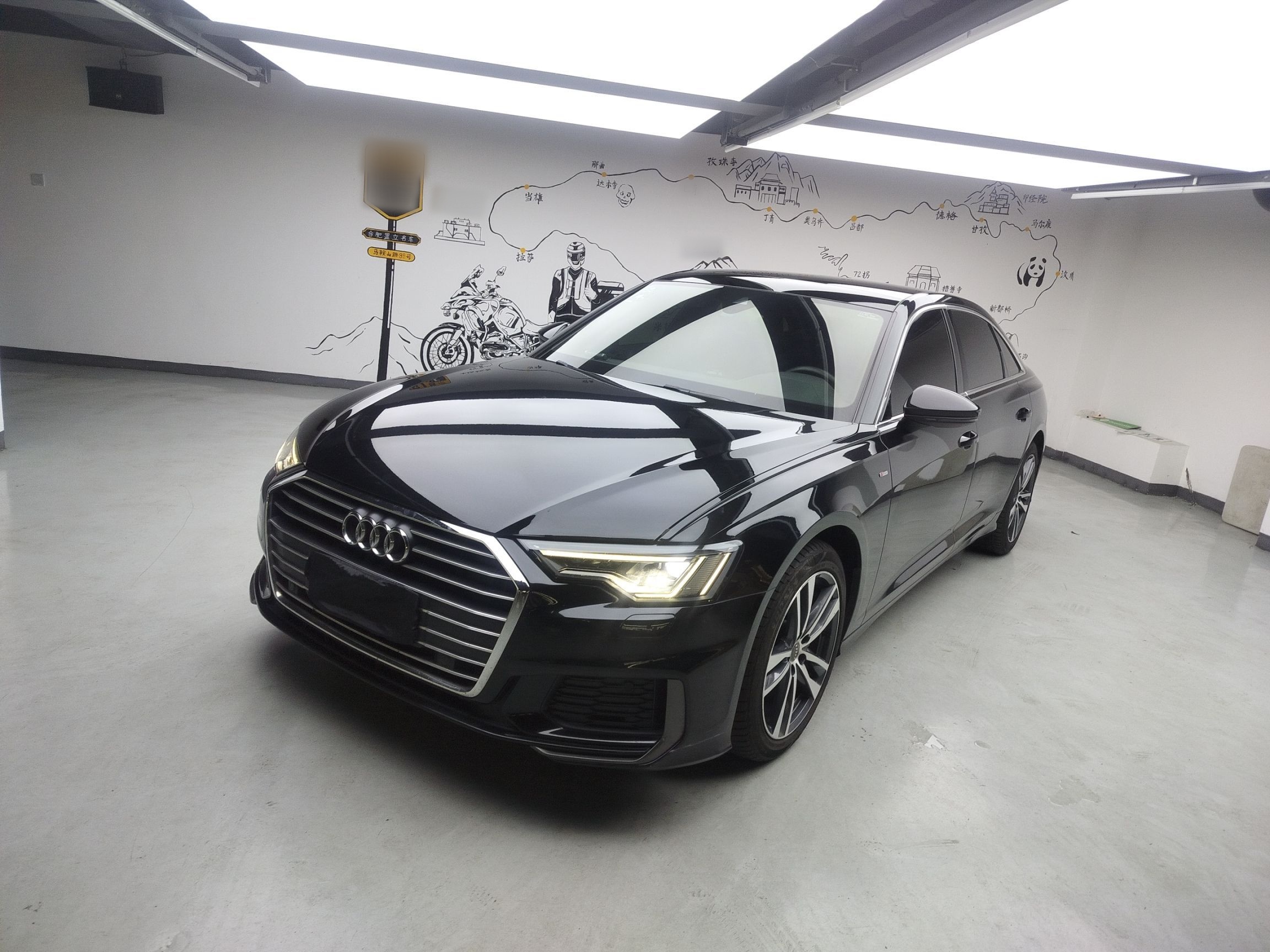 تحت مقدمة السيارة