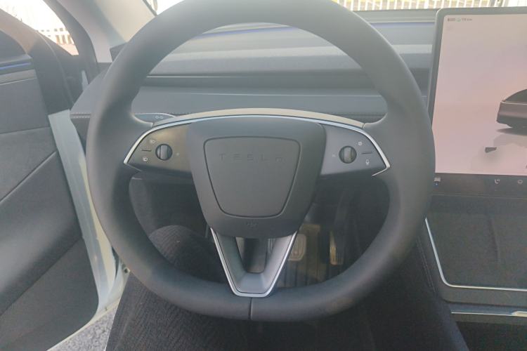Used Tesla Model Y 2025 Long-Range All-Wheel Drive First Edition Steering Wheel