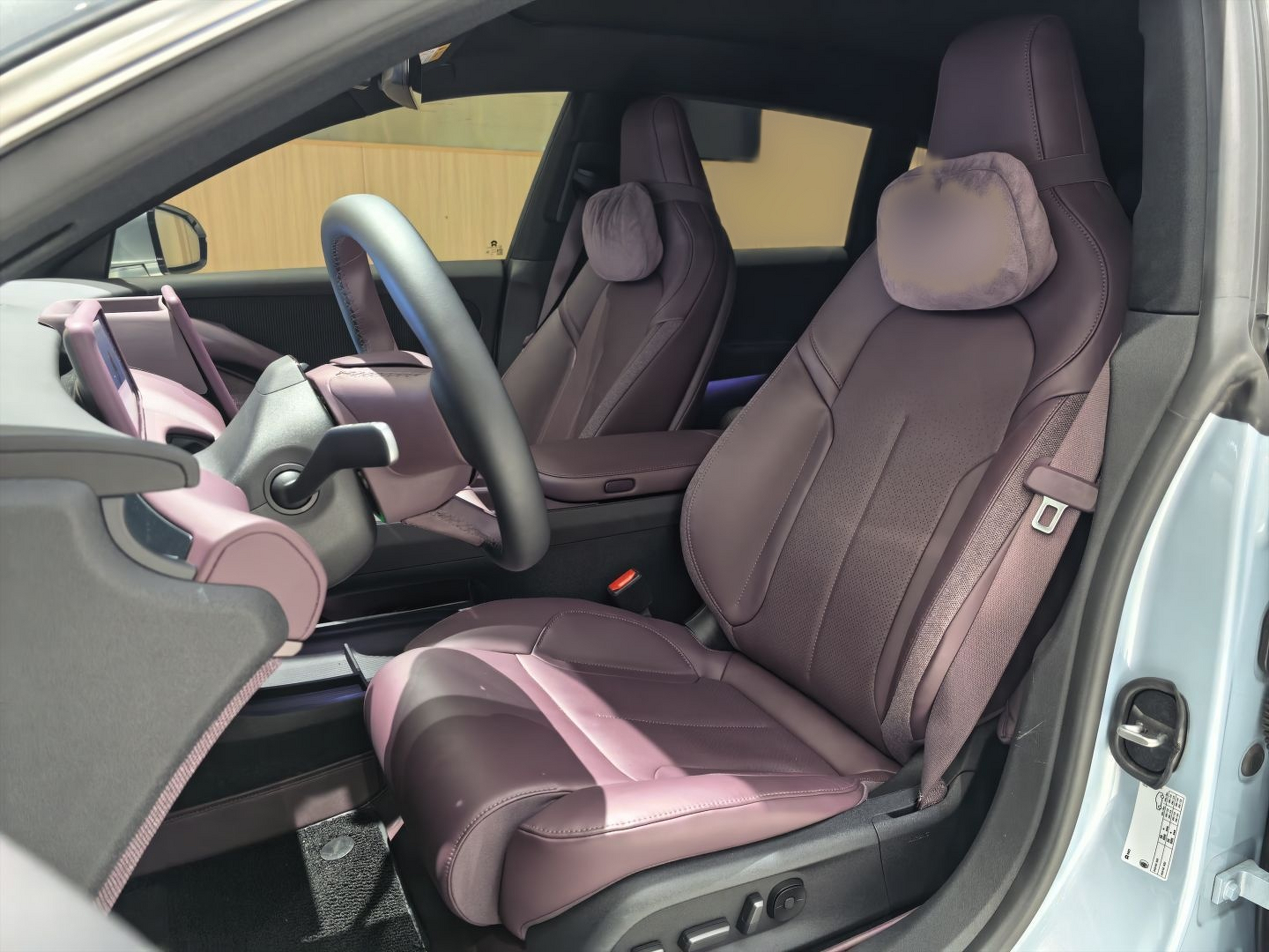 المقاعد الأمامية داخل السيارة