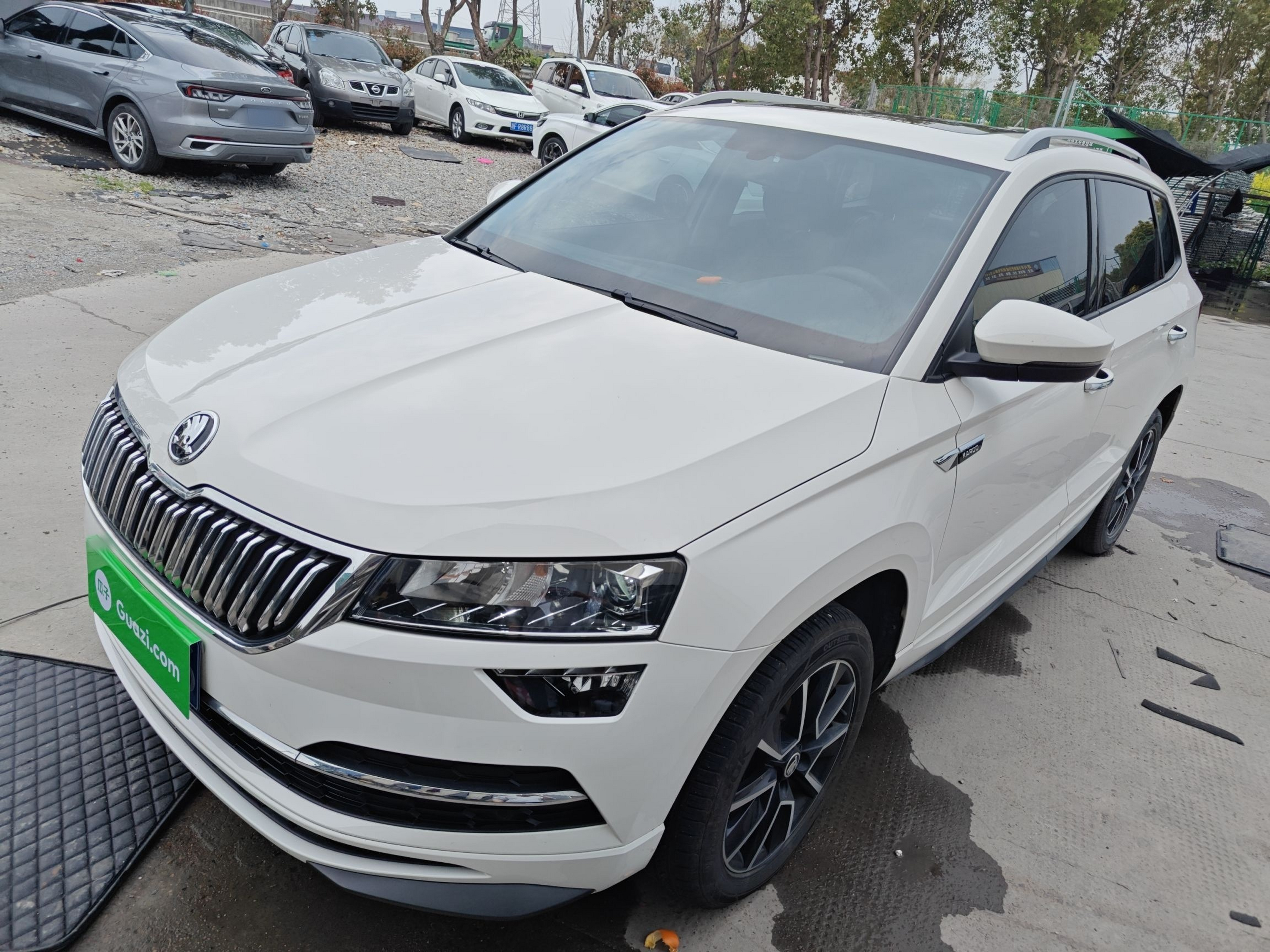 Под передней частью автомобиля