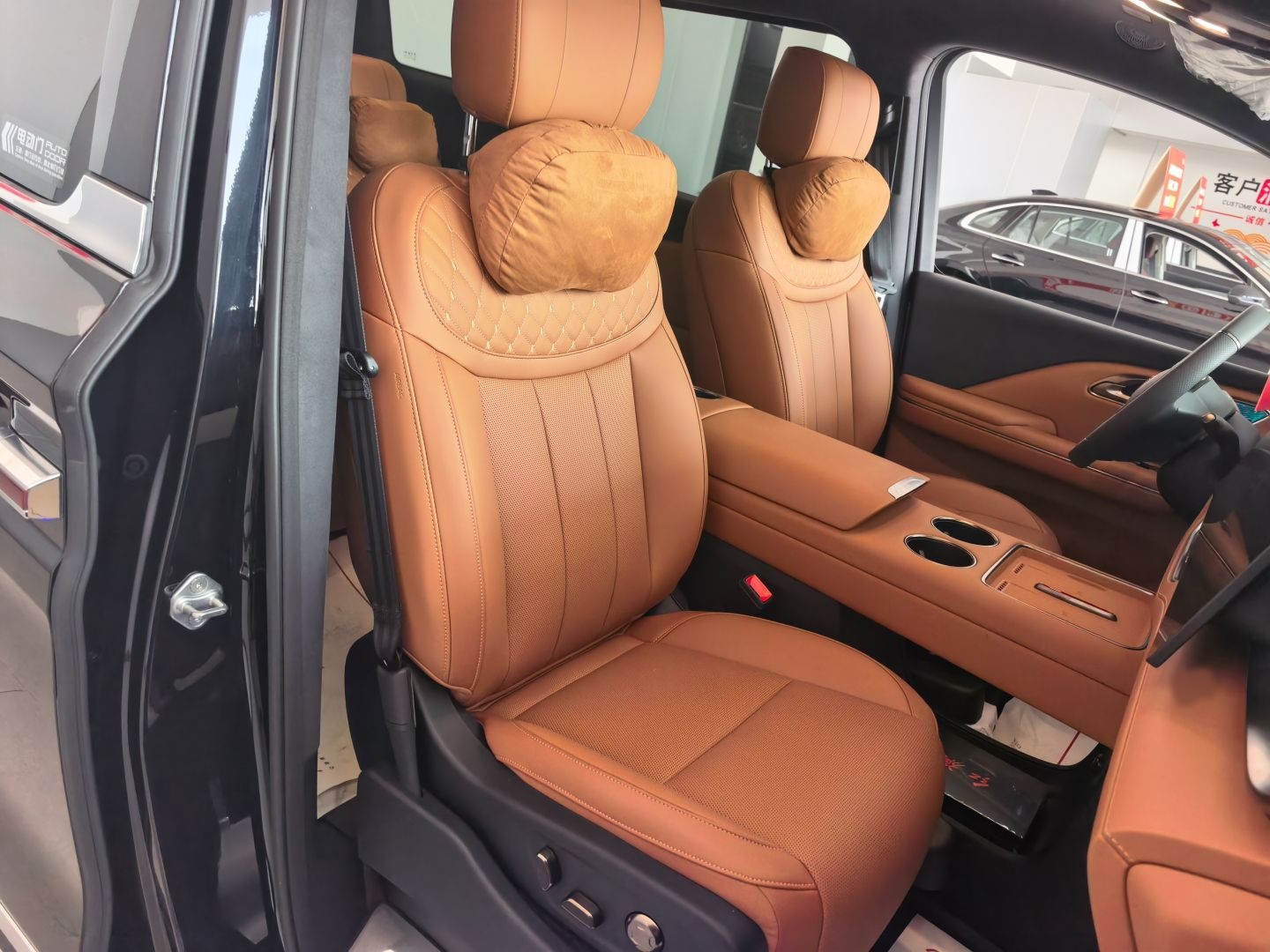 Hongqi HQ9 PHEV 2026 Model 2.0T Four-Wheel Drive Luxury Edition — снимка 15