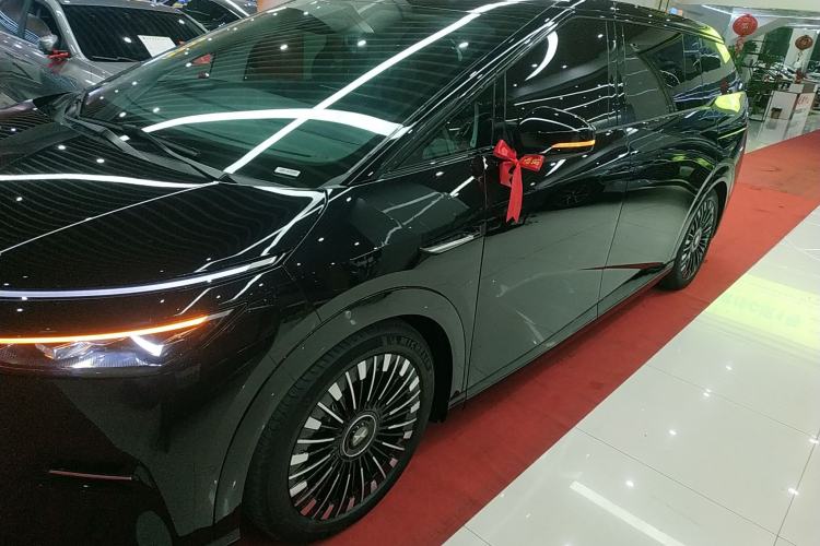 Used XPeng X9 2025 740 Ultra-Long Range Max
