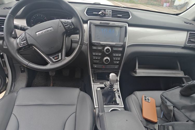 Used Haval H2 2017 Red-Label 1.5T Manual Two-Wheel-Drive Elite Model Center Console