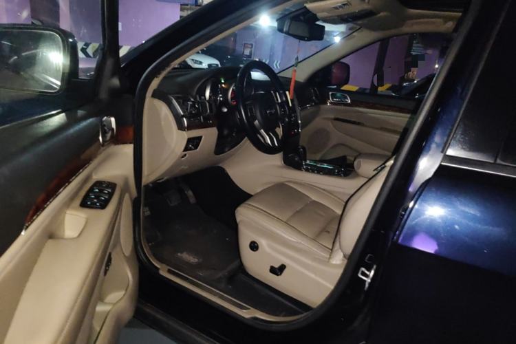 Used Jeep Grand Cherokee 2011 3.6L Luxury Edition
