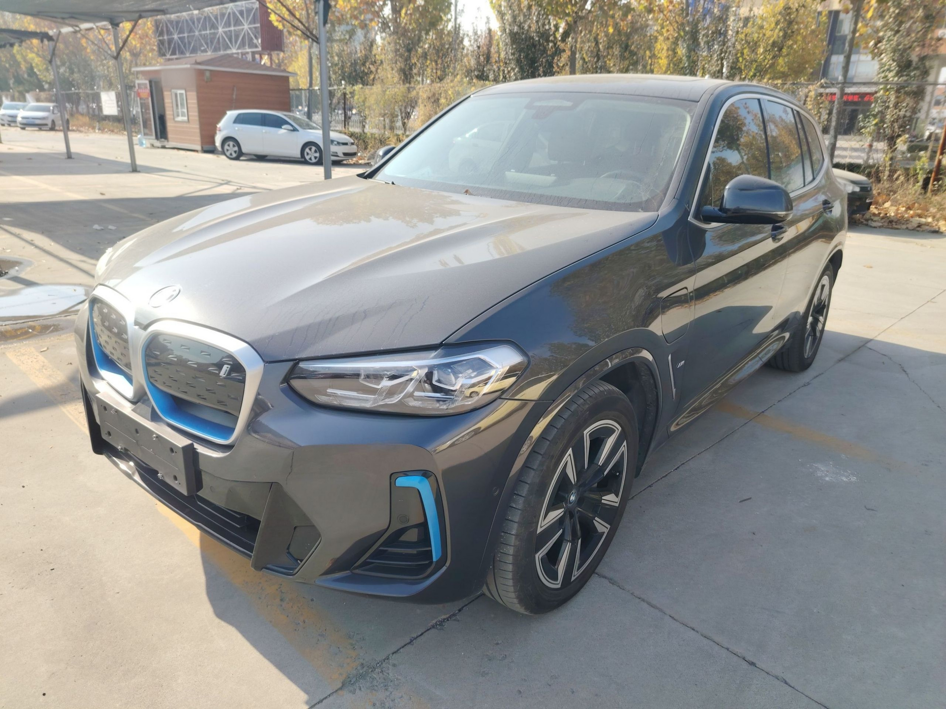 Под передней частью автомобиля