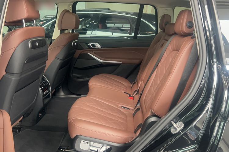 Used BMW X7 2023 xDrive40i Luxury Package with Leading Features