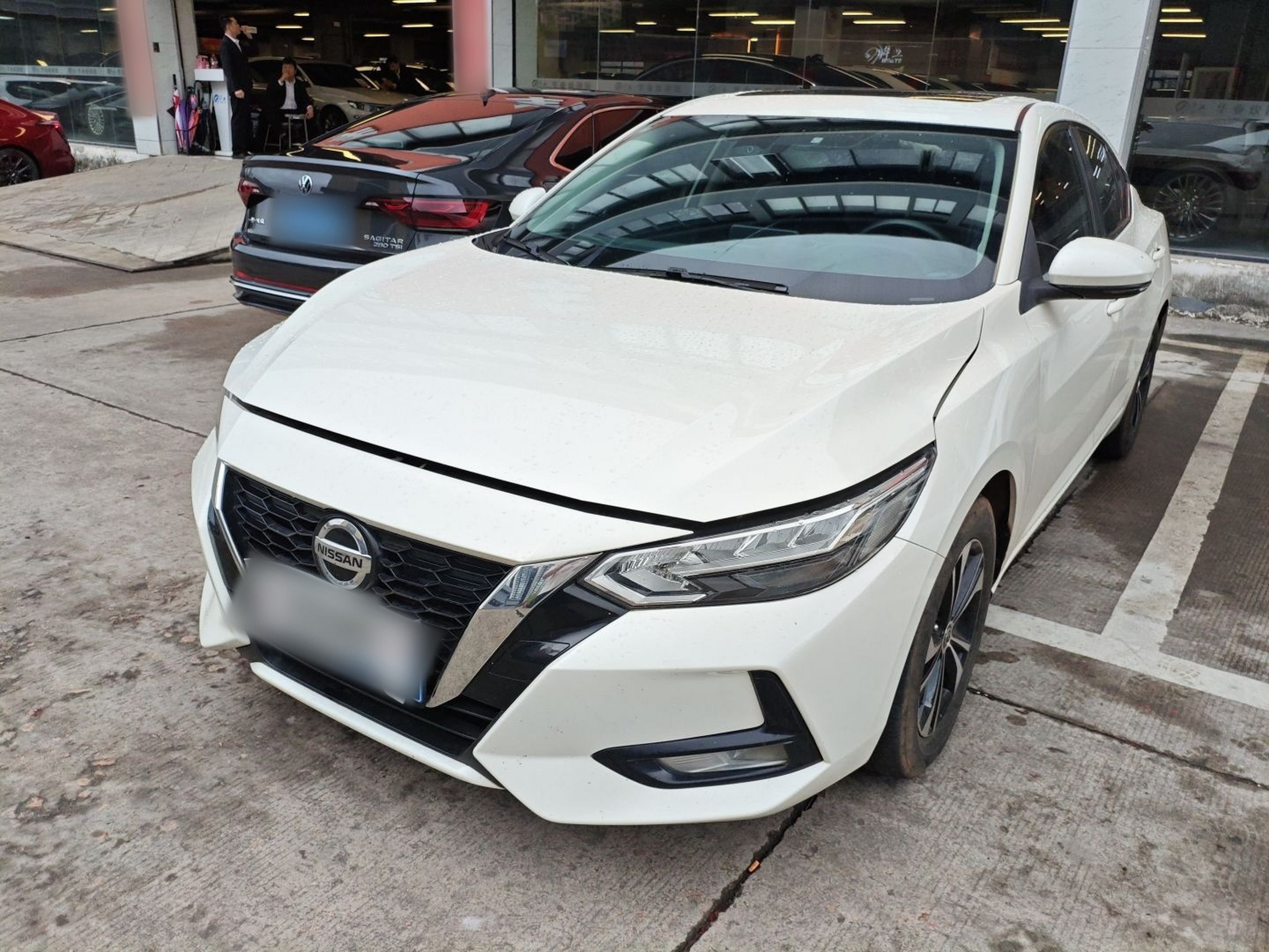 تحت مقدمة السيارة