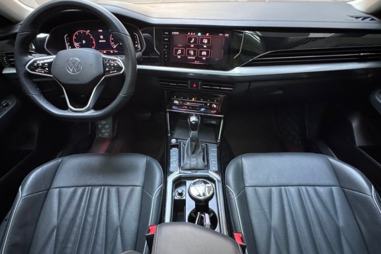 Used Volkswagen Passat 2023 Facelift 330TSI Luxury Edition Interior 1