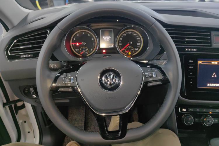 Used Volkswagen Tiguan L 2019 Revised 330TSI Automatic Two-Wheel Drive Smart & Luxury Edition China VI Standard
