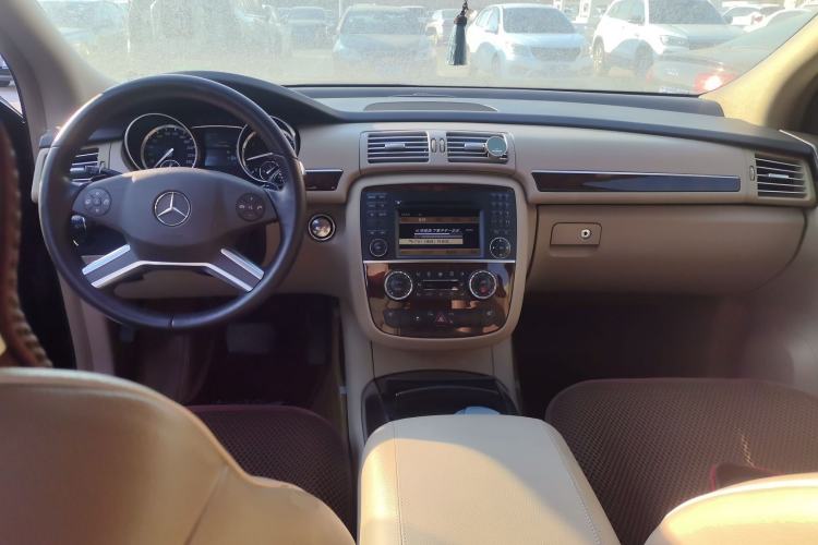 Used Mercedes-Benz R-Class 2011 R 350 L 4MATIC Center Console