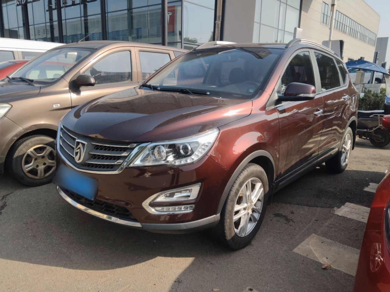 Под передней частью автомобиля