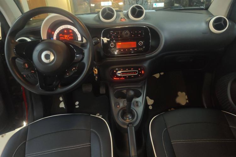 Used smart fortwo 2015 1.0L 52 kW hardtop Dynamic version