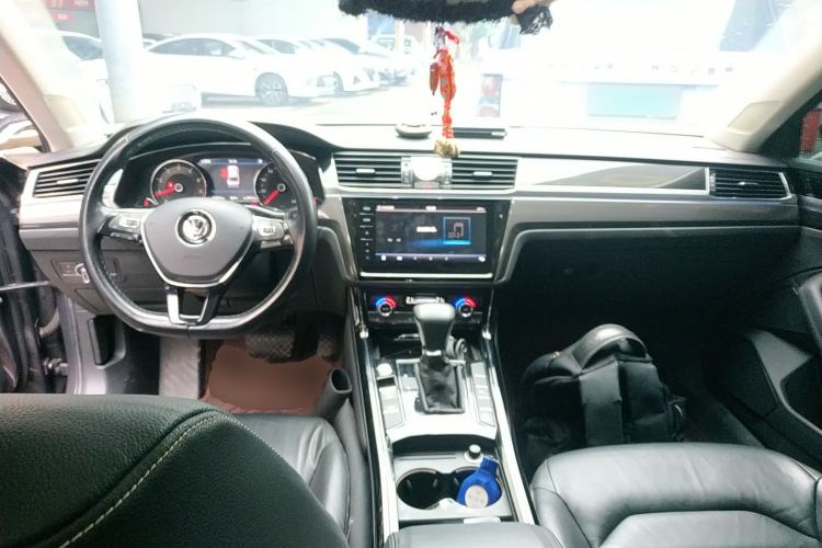 Used Volkswagen Phideon 2018 Revised Version 380TSI Two-Wheel Drive Business Edition Center Console