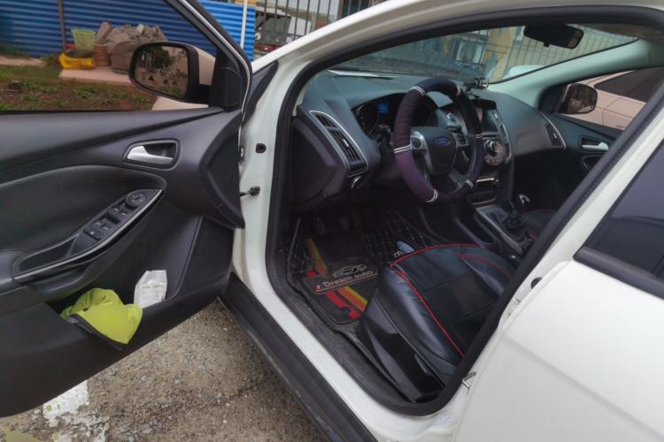 Used Ford Focus 2012 Sedan 1.6L Manual Fashion Edition

