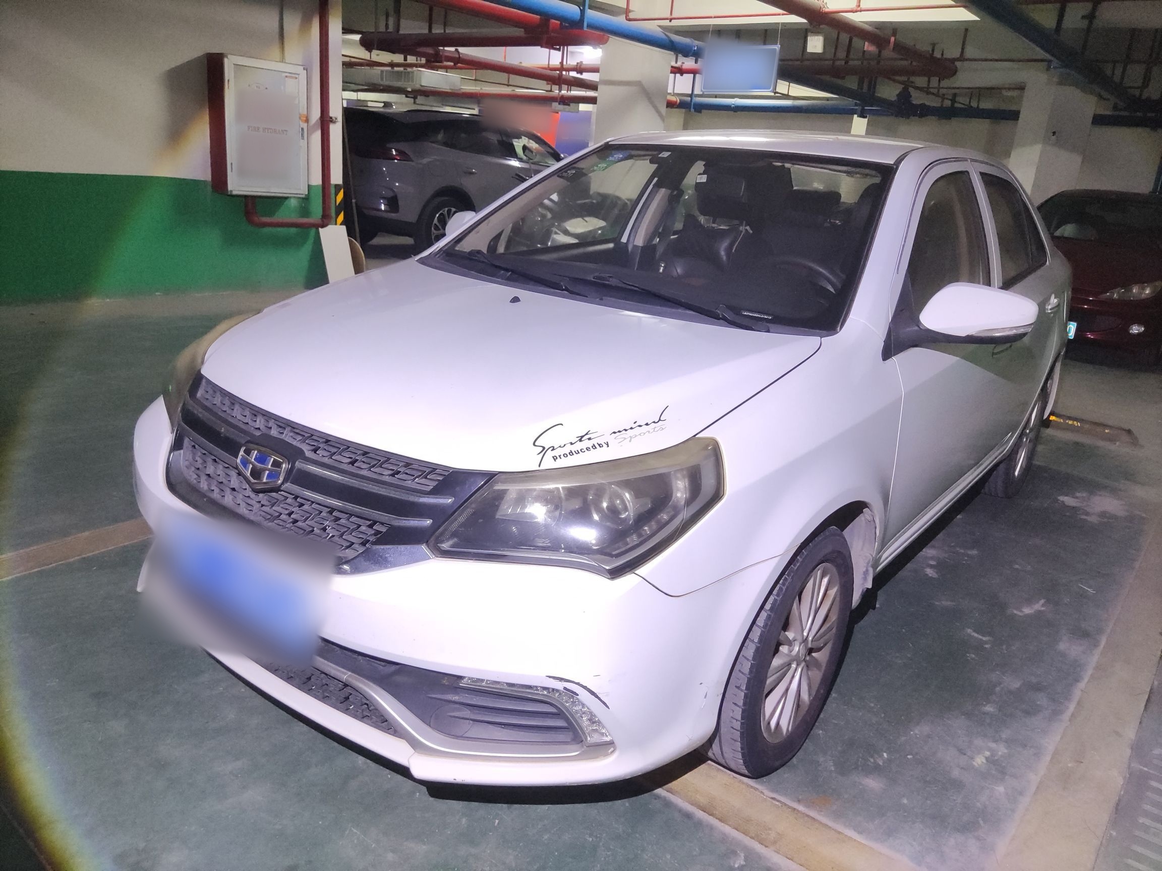 تحت مقدمة السيارة