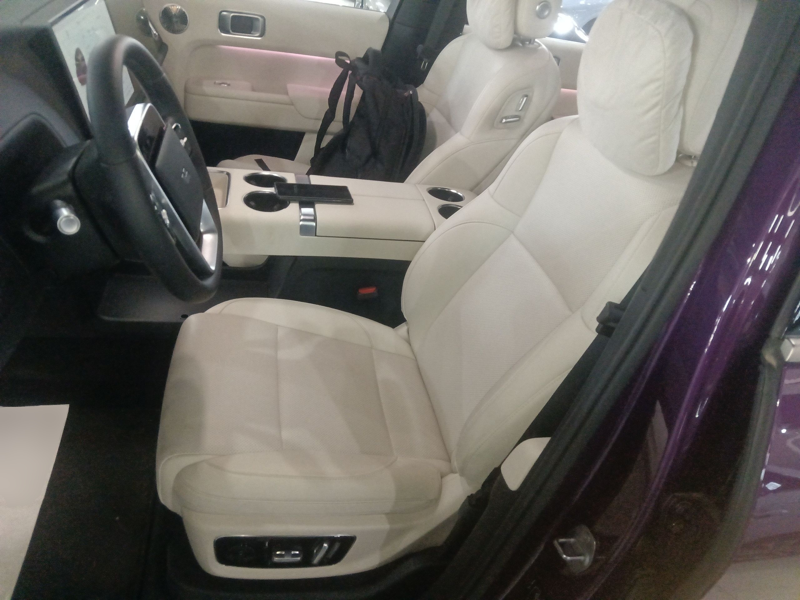 المقاعد الأمامية داخل السيارة