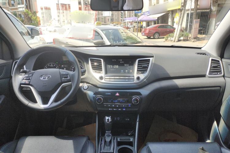 Used Hyundai Tucson 2015 1.6T Dual-Clutch Two-Wheel-Drive Smart Model Center Console