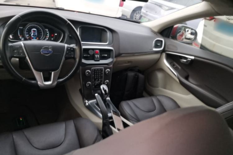 Used Volvo V40 2015 1.6T Zhiyi Edition