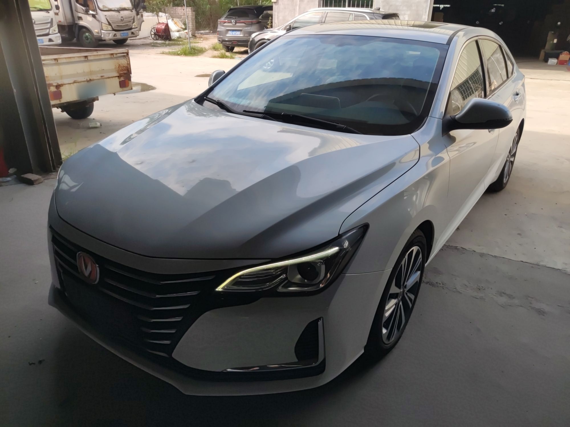 Под передней частью автомобиля