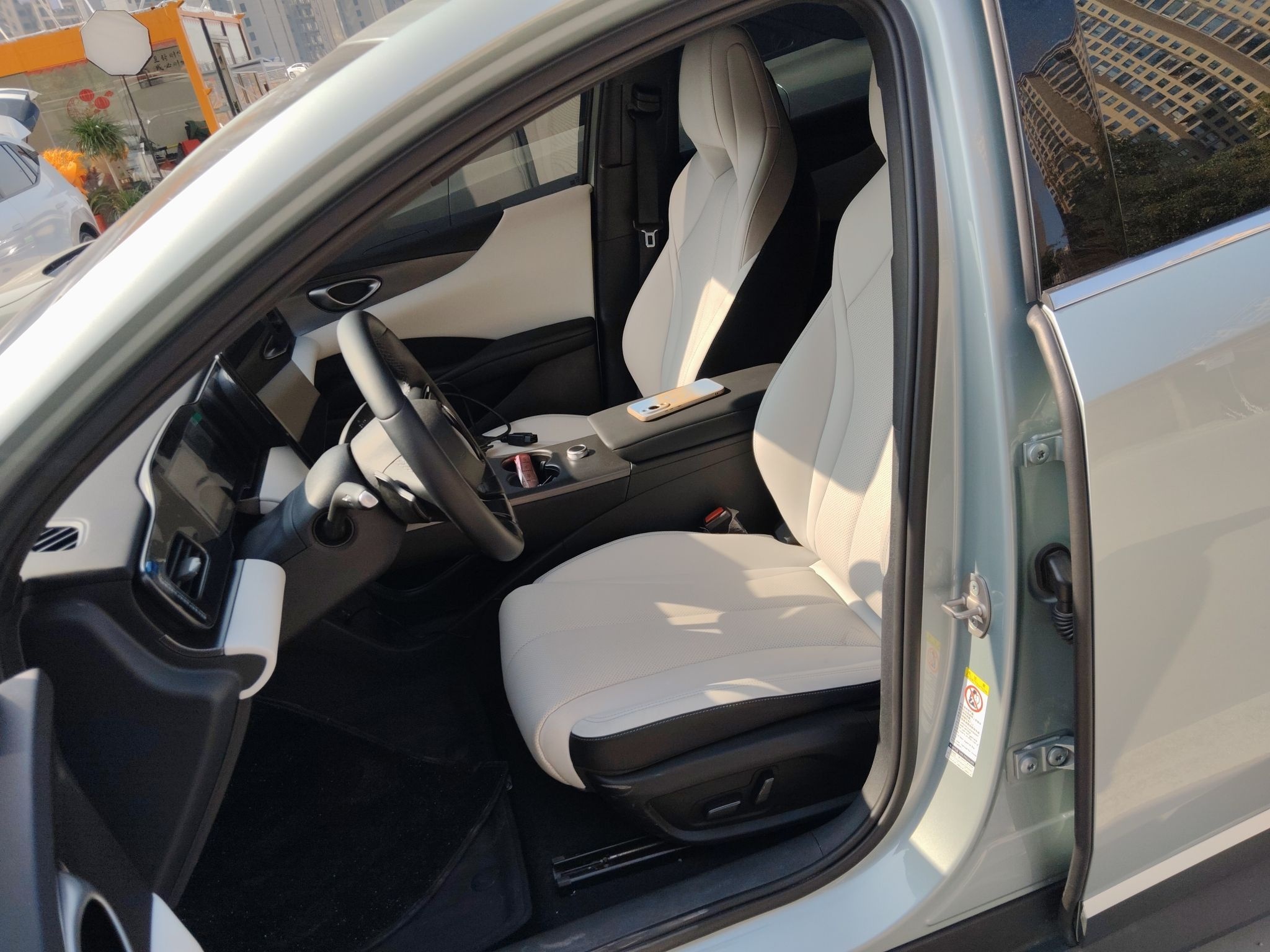 المقاعد الأمامية داخل السيارة